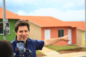 Daniel Vilela acelera programa habitacional e entrega 746 casas em um mês; Goiás anuncia expansão para mais 35 municípios
