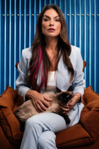 Com apenas 27 segundos, Paula Belmonte usa gato para provocar Celina — mas coloca a “Leoa” no centro de sua estreia na TV