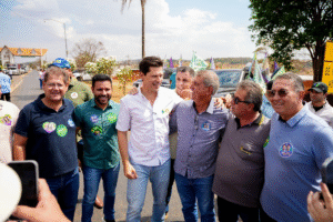 Candidato à reeleição, Daniel Vilela recebe apoio de prefeitos durante giro pelo Centro de Goiás