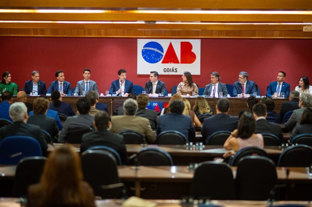 Daniel assume compromisso de pagar advocacia dativa em até 60 dias e aponta solução para fila em Goiás