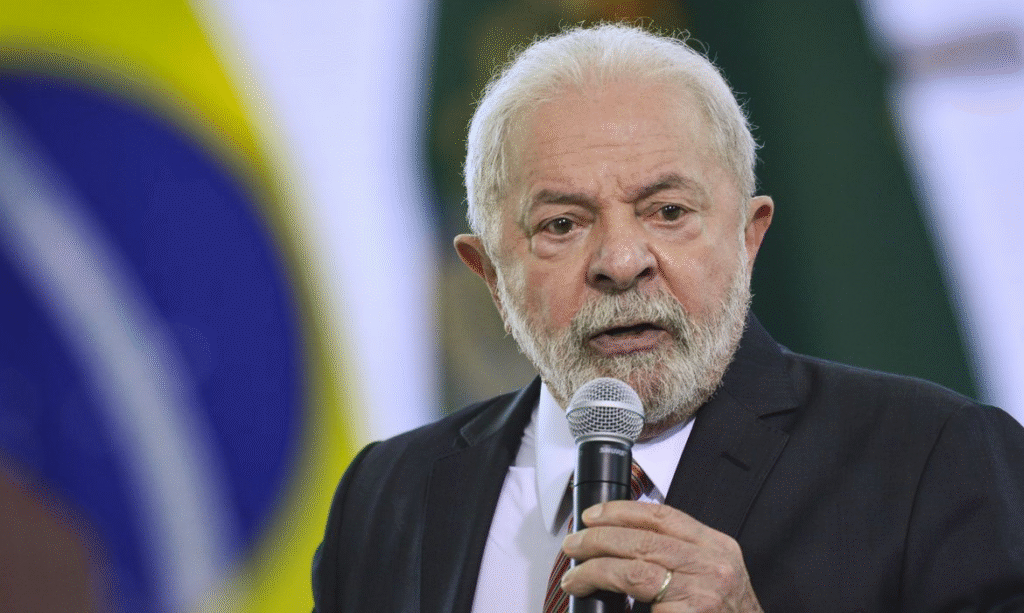 “Por que só agora?” Após anos sem reajuste, Bolsa Família aumenta a 17 dias da eleição e decisão de Lula é questionada