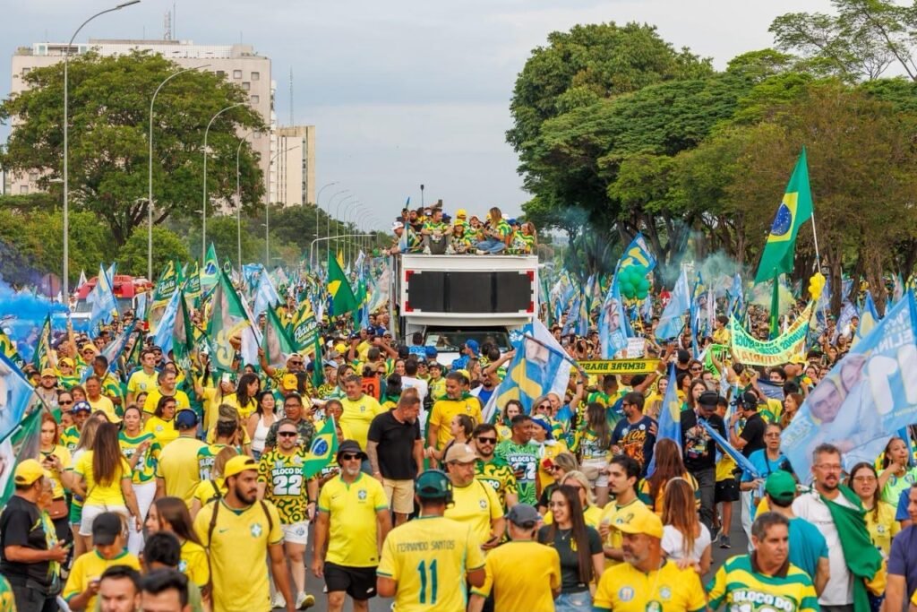 Bloquinho do 11 e 22 reúne multidão no Eixo Monumental em apoio a Celina e Flávio Bolsonaro