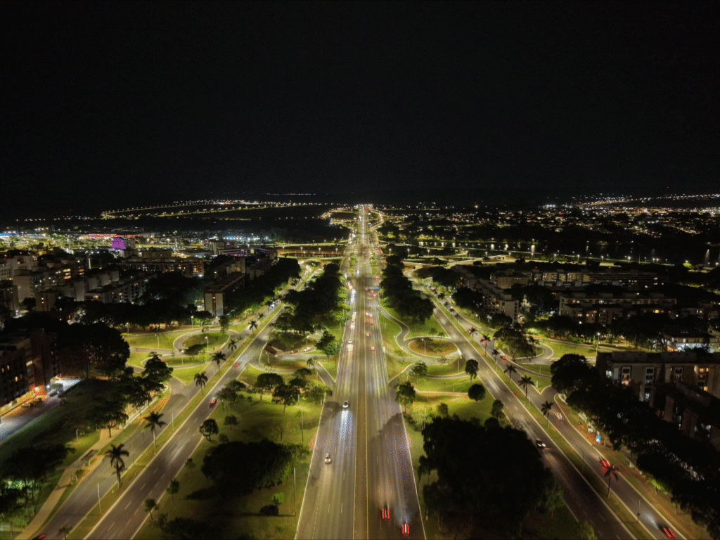 Com R$ 21 milhões investidos, CEB transforma iluminação pública em 21 regiões do DF